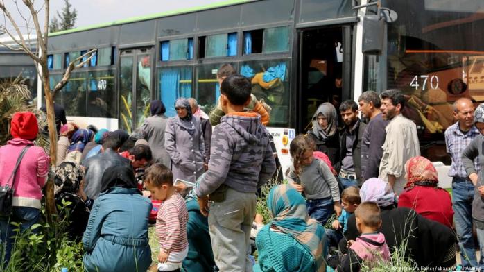 Эвакуацию беженцев возле Алеппо возобновили после нападения