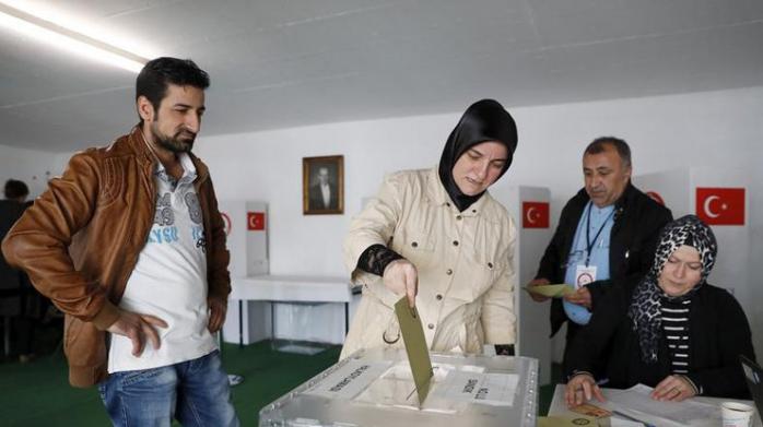 У Туреччині на виборчій дільниці референдуму сталася перестрілка, є жертви