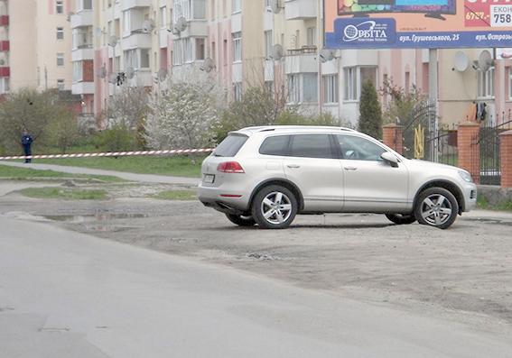 На Хмельниччине предприниматель обнаружил гранату под своим автомобилем
