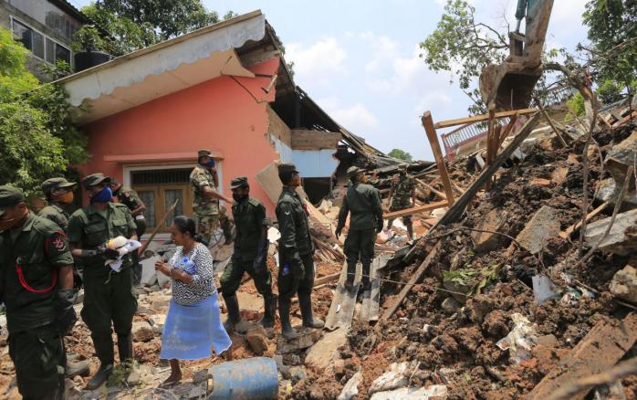 Из-за обрушения свалки в Шри-Ланке погибли уже десятки человек