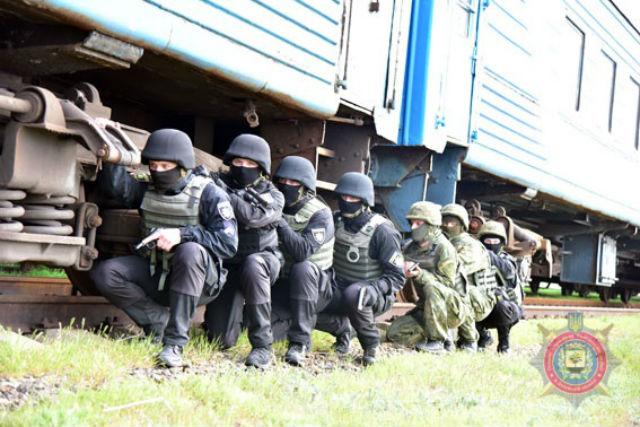 Донбасский спецназ учился освобождать заложников (ФОТО, ВИДЕО)