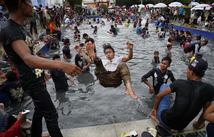 Водный фестиваль в Мьянме стал причиной гибели почти 300 человек