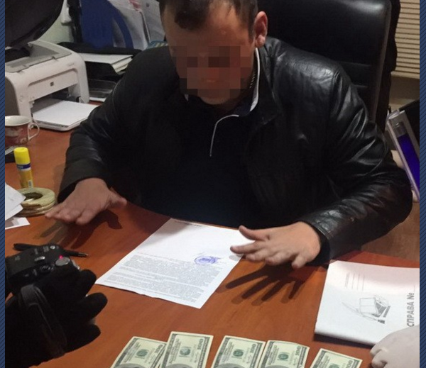 Поймали на горячем: в Одесской области следователя полиции задержали за взяточничество