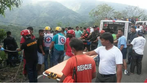 На Филиппинах пассажирский автобус сорвался в пропасть, много погибших