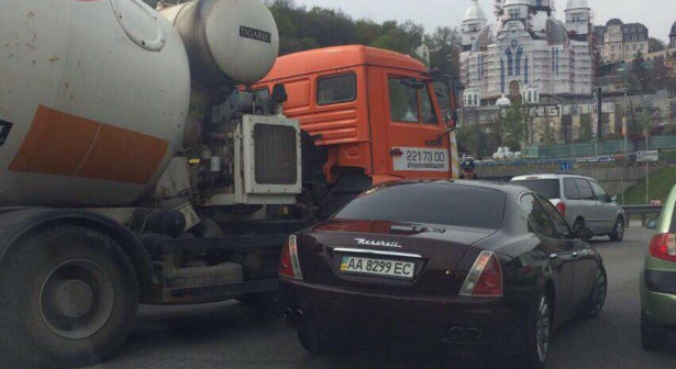 Бетономешалка и суперкар Maserati: на мосту Патона в Киеве произошло ДТП (ФОТО)