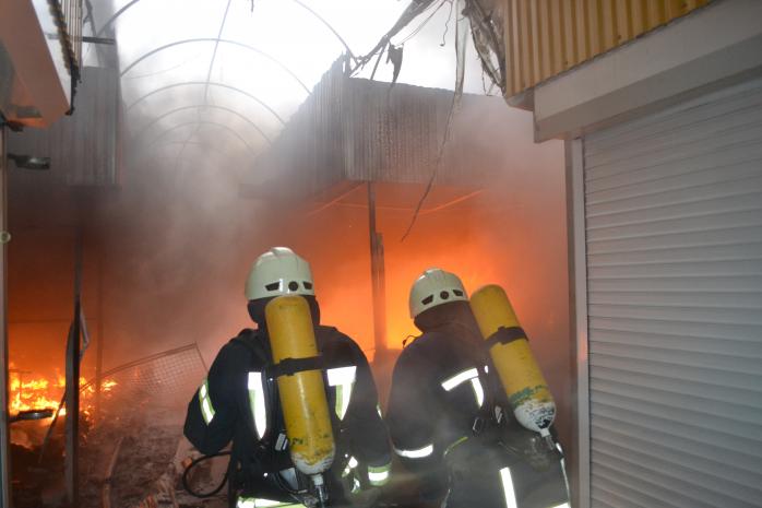 Пожежа на одеському ринку: пошкоджено понад сотню торгівельних павільйонів, є постраждалі