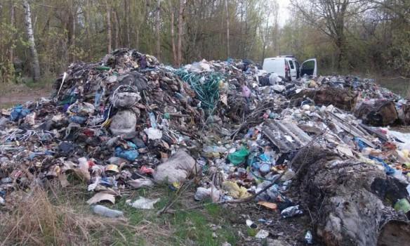 Не чекаючи дозволу: львівським сміттям завалили Чорнобильську зону (ФОТО)