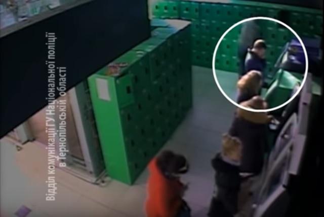 В Тернополе грабитель при свидетелях открыл банкомат и похитил 500 тысяч гривен (ВИДЕО)