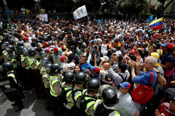 Во время протестов в Венесуэле задержали более 1,5 тыс. человек