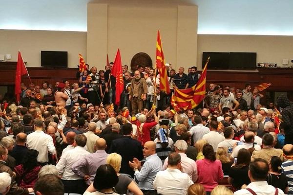 Протестующие ворвались в парламент Македонии и напали на депутатов (ВИДЕО)