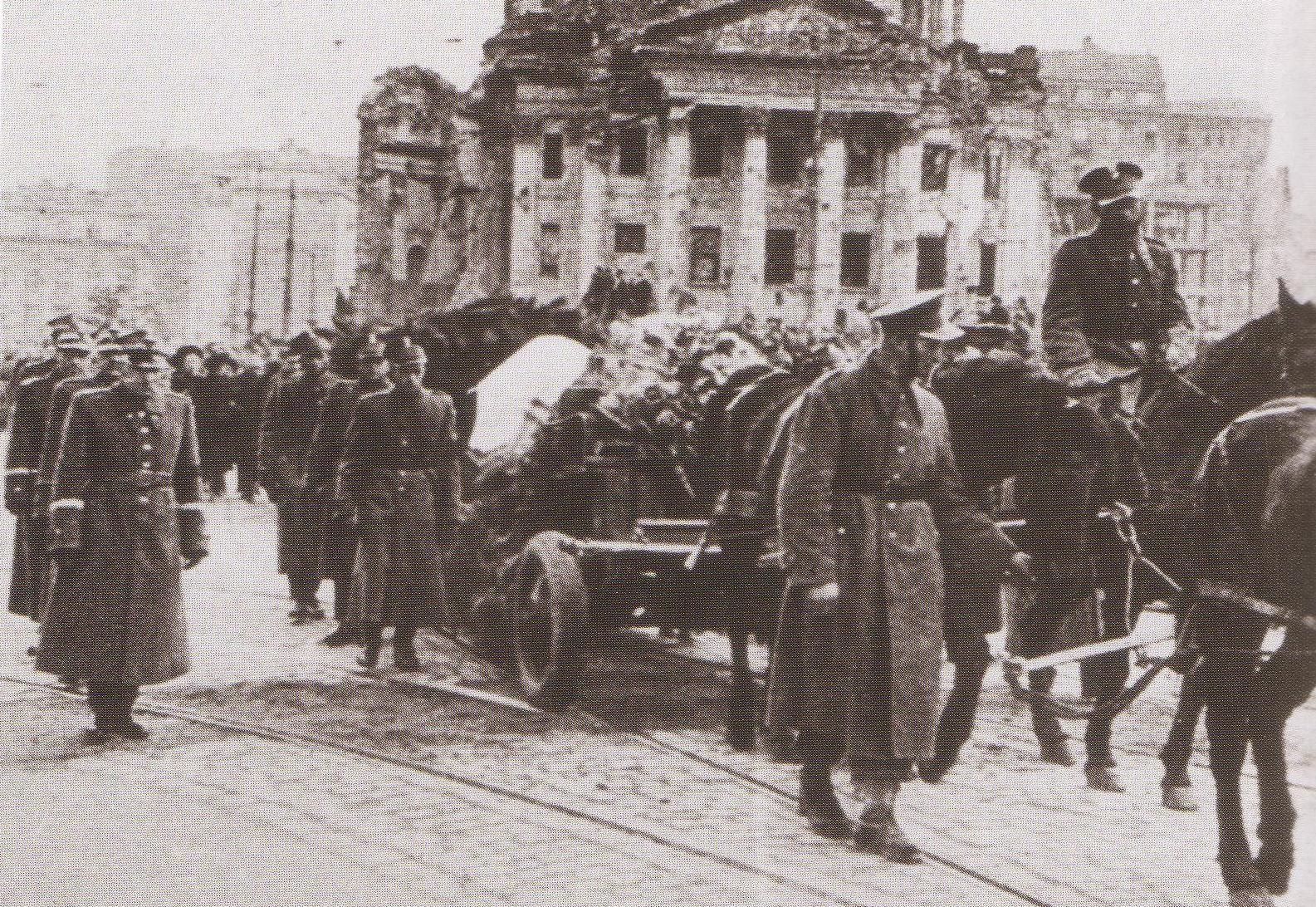 Фото: похорон генерала Кароля Сверчевського, смерть якого стала приводом для початку «Вісли»