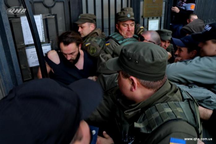 В драке возле консульства РФ в Одессе пострадали два человека (ФОТО)