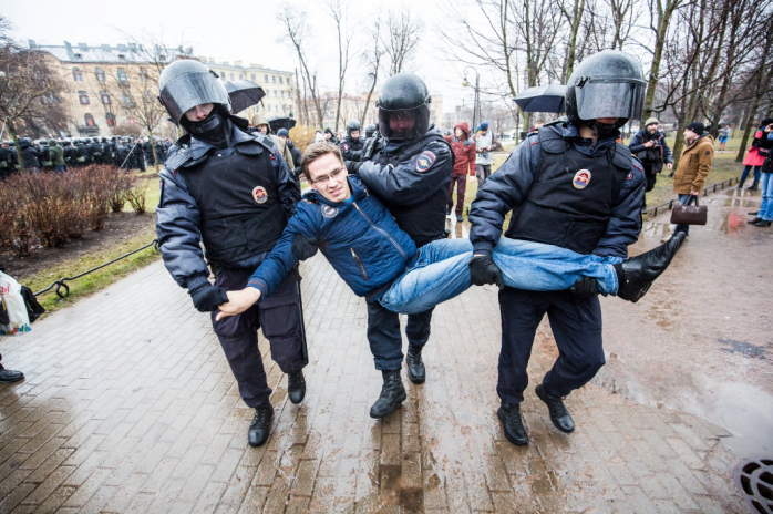 «Надоел»: в Санкт-Петербурге на акции против Путина задержали 100 человек