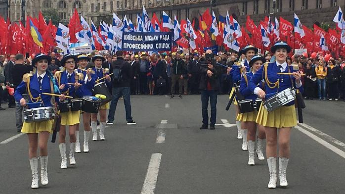 В центре Киева проходит первомайский марш (ФОТО, ВИДЕО)