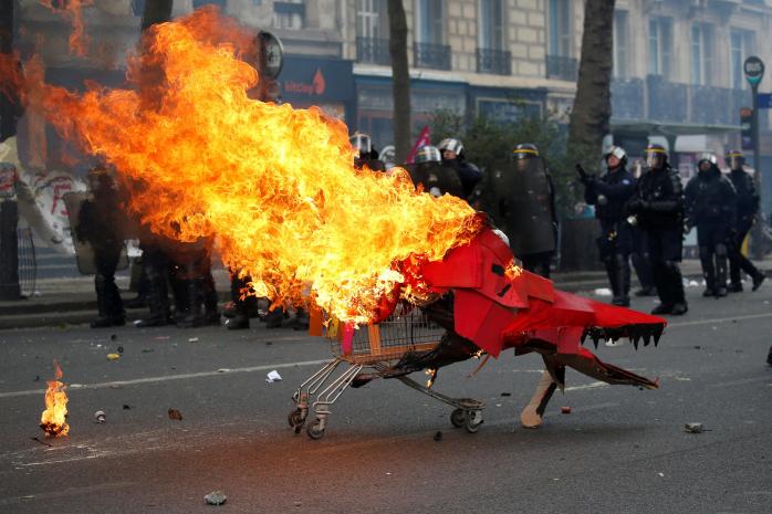 Першотравневий погром у Парижі: тривають сутички демонстрантів з поліцією (ВІДЕО)