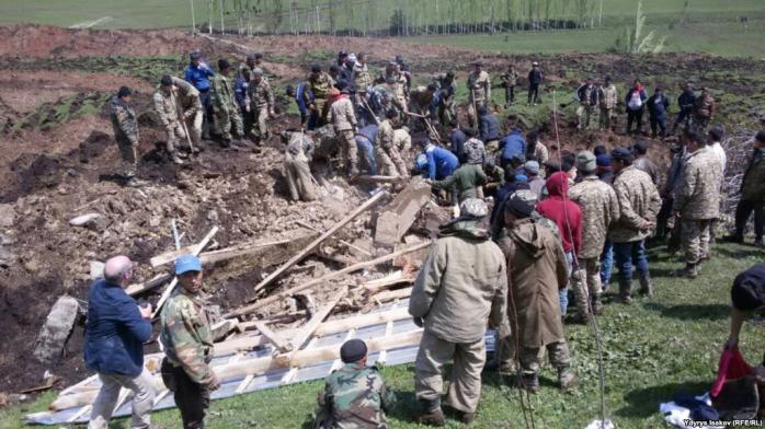 Зсув ґрунту у Киргизстані поховав 24 людини, тривають рятувальні роботи (ФОТО, ВІДЕО)