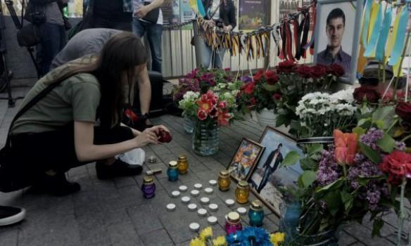Одесситы несут цветы к местам гибели людей, на Дерибасовской состоялся молебен (ФОТО)