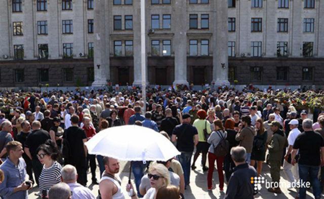 В Одессе на Куликовом поле собралось до 1 тыс. человек, некоторые из них провоцируют друг друга (ФОТО)