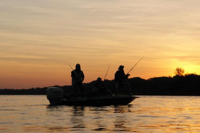 Во Львовской области мужчина обстрелял рыбаков, которые ловили рыбу ночью