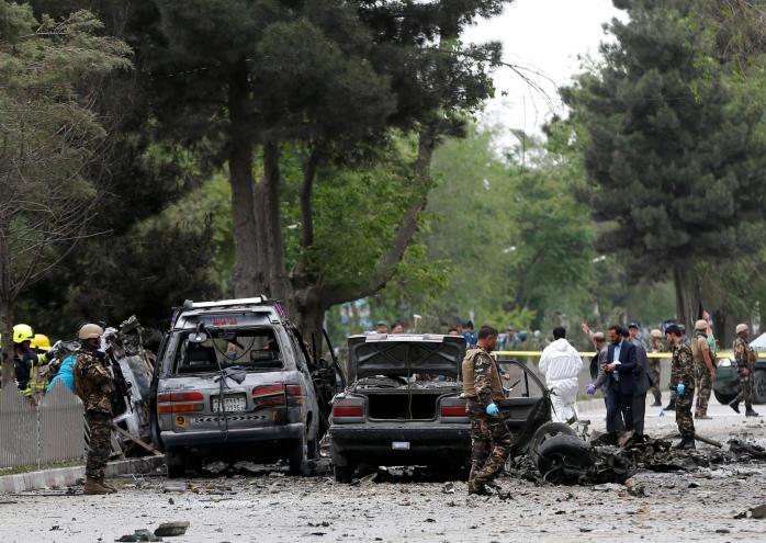 Число жертв теракту біля американського посольства в Кабулі зросло (ФОТО)