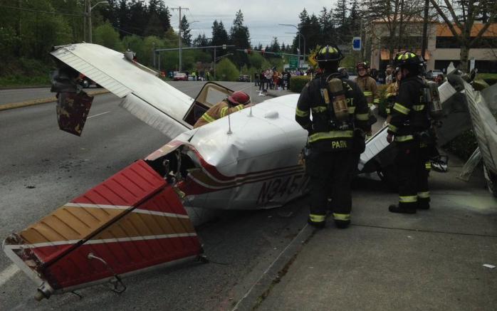 Самолет упал на трассу в США (ФОТО, ВИДЕО)