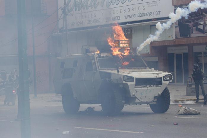 В столице Венесуэлы броневик переехал демонстранта