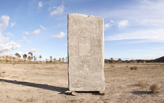 Жарт на віки: в пустелі закопали 24-тонну скелю з мемами для нащадків (ФОТО, ВІДЕО)
