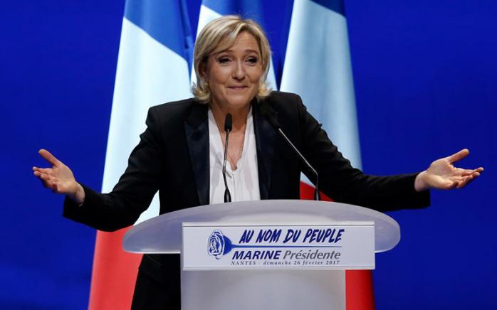 У Франції юрба виборців закидала Ле Пен яйцями (ВІДЕО)