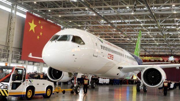 Китайский самолет-конкурент Boeing и Airbus совершил первый полет (ФОТО)