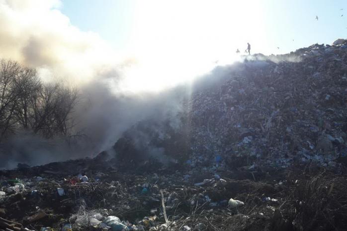В Харьковской области горит свалка мусора (ФОТО)