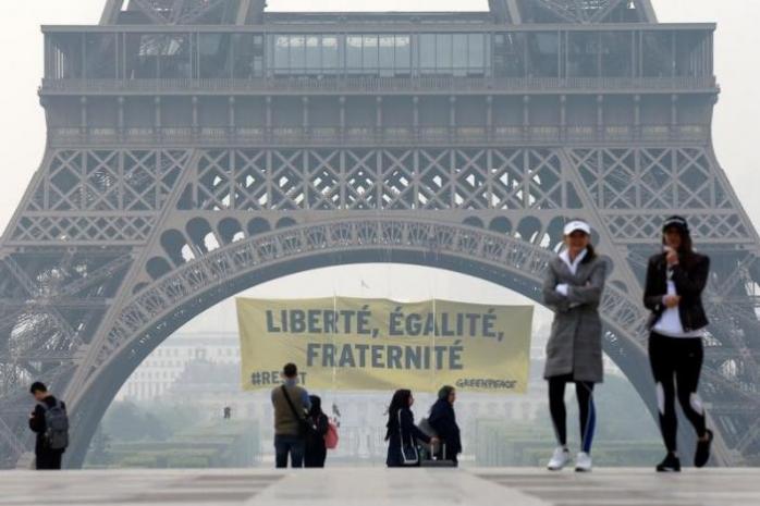 За размещение на Эйфелевой башне баннера против Ле Пен задержаны 12 человек (ФОТО, ВИДЕО)