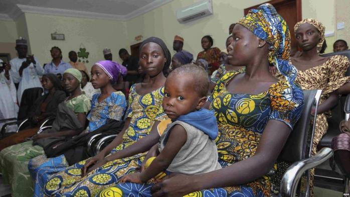 Довга дорога додому: в Нігерії звільнили з полону ісламістів 82 дівчаток, захоплених у 2014 році
