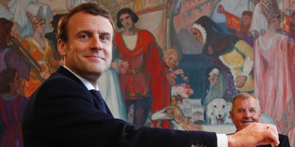 ЗМІ: Макрон впевнено лідирує на дільницях за межами Франції (ФОТО)