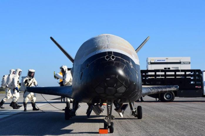 Секретний орбітальний літак ВПС США здійснив успішну посадку після двох років у космосі (ФОТО, ВІДЕО)