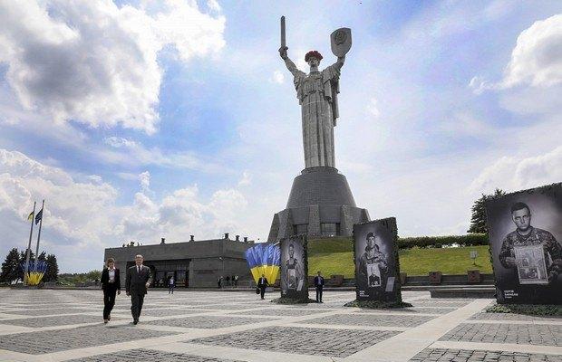 Порошенко рассказал, где в Киеве будет установлен мемориал АТО