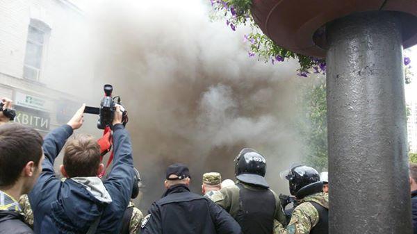 В Киеве полиция заблокировала офис ОУН: из окон полетели дымовые шашки, картофель и яйца (ФОТО)