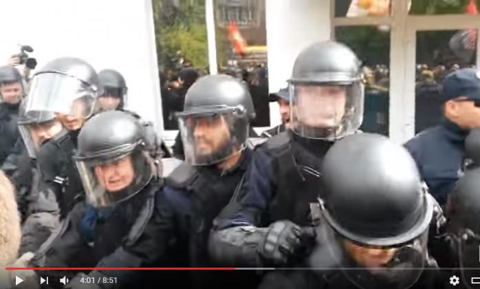 Появилось видео сегодняшних столкновений у здания МВД (ВИДЕО)
