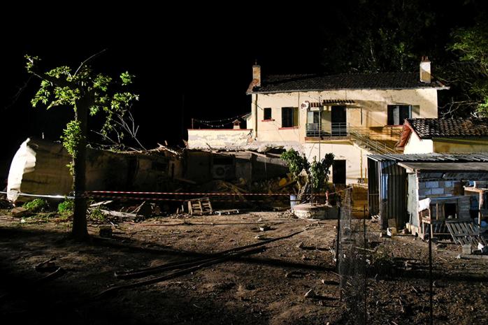В Греции поезд сошел с рельсов и врезался в жилой дом, есть погибшие