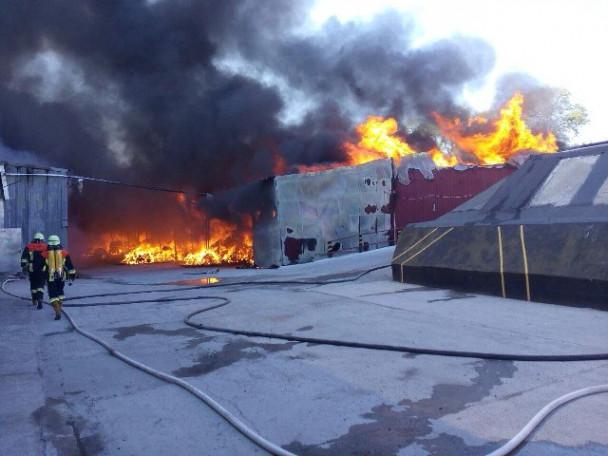 На Київщині горять склади суконної фабрики (ФОТО, ВІДЕО)