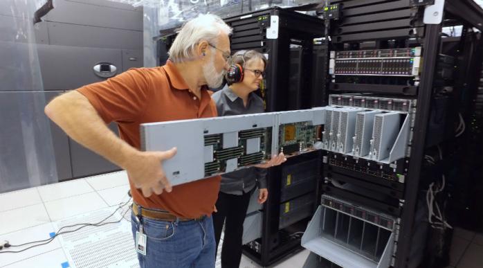 Hewlett Packard создала суперкомпьютер с рекордным объемом памяти (ВИДЕО)