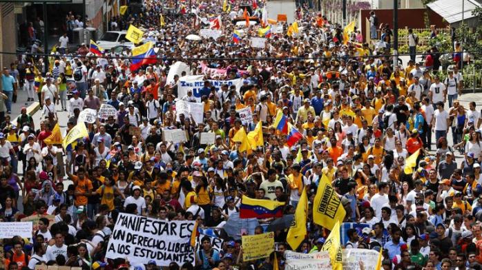 Более 2 тыс. военных в Венесуэле отправили разгонять антиправительственные демонстрации