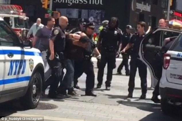 Наїзд на натовп у Нью-Йорку: водія затримано, поліція виключає теракт