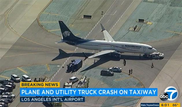 В аэропорту Лос-Анджелеса пассажирский Boeing 737 столкнулся с грузовиком