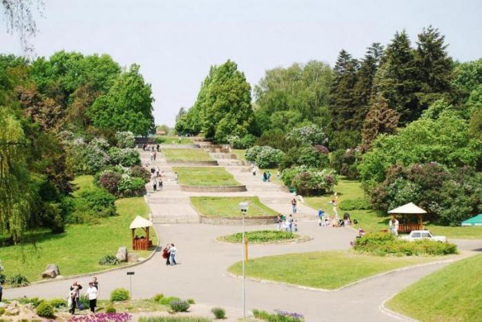 Эхо войны. В киевском Ботаническом саду обнаружили артиллерийский снаряд