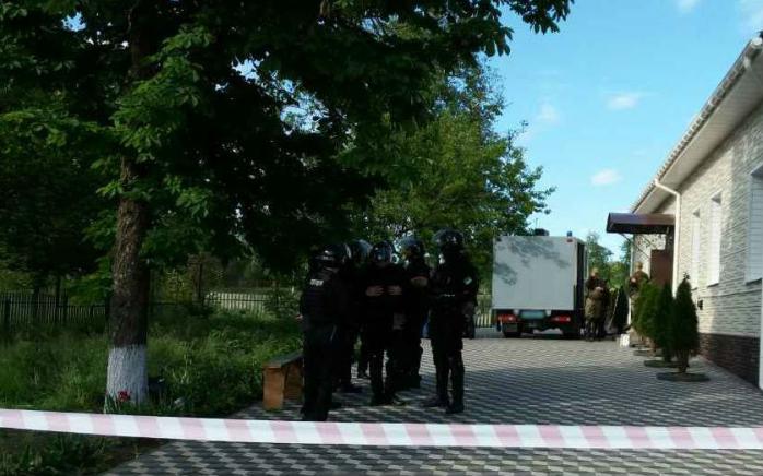 У Кіровоградській області люди в камуфляжній формі влаштували стрілянину, є поранені (ФОТО)