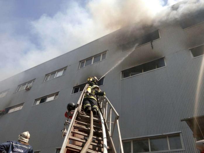 Крупный пожар в Киеве: горит 2 тыс. кв. м складских помещений (ФОТО)