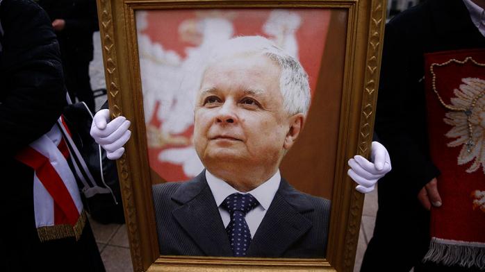 Таємниця Смоленської катастрофи: у труні Леха Качиньського знайдено останки двох осіб