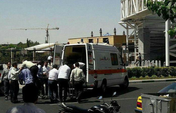 СМИ: Террорист-смертник взорвал себя в мавзолее имама Хомейни в Тегеране