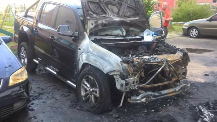 Скоро вибори мера: у Луцьку нардепу спалили автомобіль (ФОТО, ВІДЕО)