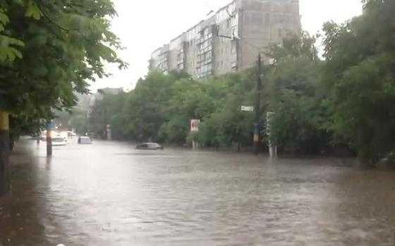 Сильный ливень в Черновцах затопил железнодорожный вокзал и центр города (ВИДЕО)